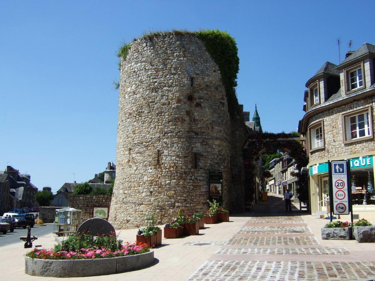 Bed and Breakfast La Maison Sur Les Remparts Domfront  Exterior foto