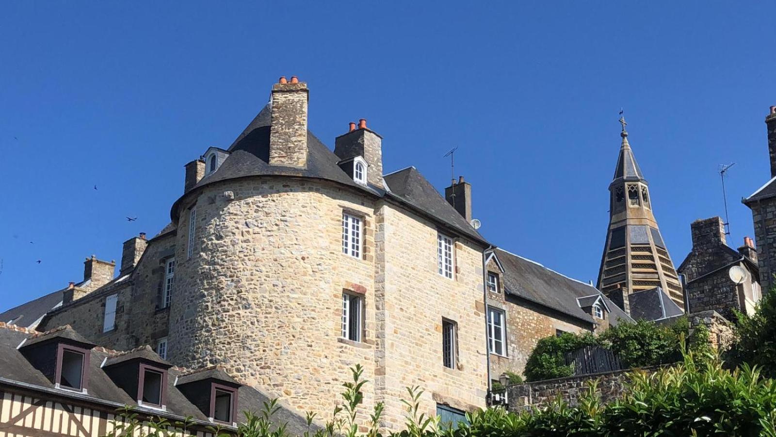 Bed and Breakfast La Maison Sur Les Remparts Domfront  Exterior foto